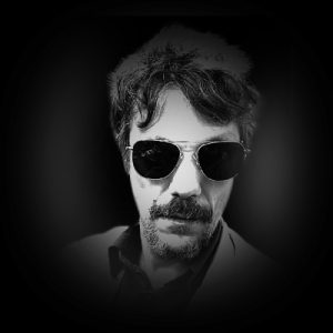 AYNDN (Guitar, Vocals)

    
Der „rosarote Korsar" trägt selbst bei Neumond seine geliebte Sonnenbrille. 1978 brachte er Brotbaumpflanzen von der Karibik nach Wuppertal. Sein Motto „Anker lichten, Segel setzen, volle Fahrt voraus!" brachte ihm den Ruf eines Lebemenschen ein. Auswanderer trafen ihn oft in zwielichtigen Hafenbars. Auf der „Black Pearl" stiftete Ayndn zur Meuterei an und verführte die Crew zum Inhalieren eines weißen Pulvers unbekannter Herkunft. Zuletzt wurde er rudernd nahe der Bermudainseln gesichtet.