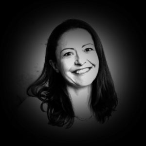 NIE COLA (Fiddle, Vocals)

    
Eisprinzessin aus Island und Tochter des ortsansässigen Softgetränkelieferanten, Bürgermeisters und Geysir-Besitzers von Ísafjörður. Träumt ständig von Hula-Hula-Tänzen unter Palmen, warmen Inseln und weißen Pferden mit wilder Mähne. Leider nur ein Traum, denn Nie Cola muss über das Feuer zum Beheizen des elterlichen Geysirs wachen. Nur so kann ein schreckliches Unheil abgewendet werden, das ein Drache seit Jahrhunderten über den Ort bringt.