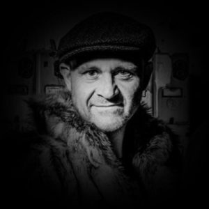 OLIVER PAUL (STÖRTE)BECKER (Vocals)

    
Schon als Kind wegen seiner Unverwegenheit der Schrecken Hamburgs genannt. Aufgewachsen als Nachfahre von „Mittwoch" (Enkeltochter von Freitag und Robinson) auf einer Insel nahe Maui, in einem verlorenen Whiskey-Faß der spanischen Armada. Menschenhändler brachten ihn 1832 nach Marseilles, wo er Kapitänen die Holzbeine fräste. Er arbeitete sich hoch zum Schiffskoch mit seiner Spezialität „belegtes Brötchen mit Lebertranüberguß" und trat später neben Hans Albers im Film „La Palome" auf.