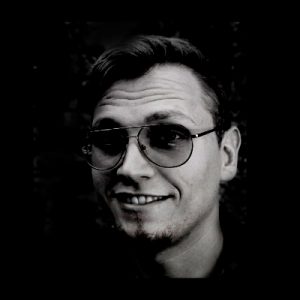 TOMSA STONEBURNER (Base, Vocals)

    
Tomsa wurde nicht geboren, er wurde gestimmt. Er wuchs in einer Klosterschule für Tiefsttonkinder unter eiserner Knute von Nonnen auf, die das Sub-Kontra-C verehrten. Eine spartanische Erziehung: Wer den Takt verfehlte, musste drei Tage lang Weihwasser im 7/8-Takt gurgeln. Hier verdiente er sich auch den Beinamen „The Brain“. Man munkelt, dass es an seinem lehrerhaften Auftreten lag. Ist eine Fregatte gekapert, besetzt Tomsa die Schiffsglocke und spielt Gagarins Weltraum-Partituren rückwärts. Nach drei Minuten Gehirnwäsche huldigen die Feinde Tomsa freiwillig und ergeben sich.